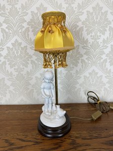 Stolní lampička s porcelánovou figurkou dívky a ptáčkem, textilní stínidlo