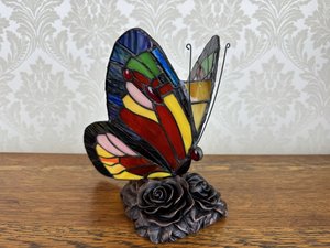 Replika stolní lampy ve tvaru motýla z barevného skla s podstavcem v podobě rozkvetlých růží cena za ks 
