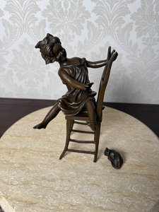 Bronzová soška – Dívka na židli s kočkou
