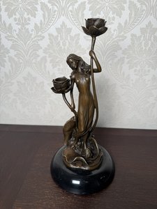 Bronzový svícen s dívkou a květy – Art Nouveau