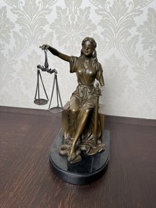Socha Spravedlnosti – bronz na mramoru