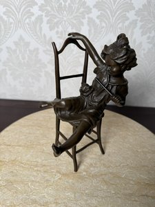 Bronzová socha – Dívka s kočkou na židli