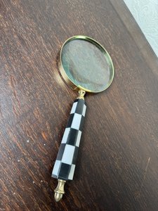 Lupa s rukojetí v šachovnicovém vzoru