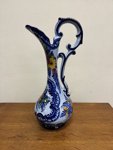Dekorativní modrobílý porcelánový džbán s ornamentálním uchem