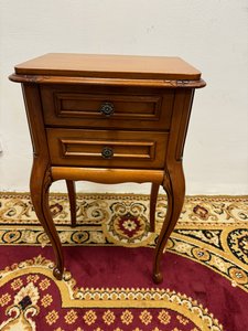 Noční stolek s dvěma zásuvkami ve stylu Rokoko