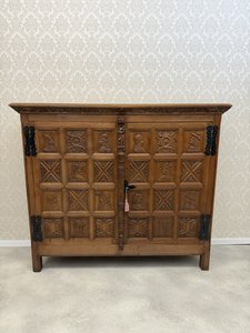 Komoda s figurální řezbou