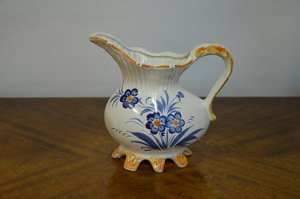 Porcelánový džbán s modrým květinovým motivem a zlacenými detaily