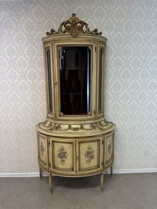 Vitrína s ručně malovaným dekorem