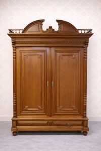 Impozantní dřevěná šatní skříň s dekorativním vrcholem, styl Baroko