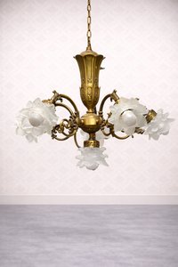 Lustr s květinovými stínidly a bronzovými detaily, styl Romantismus