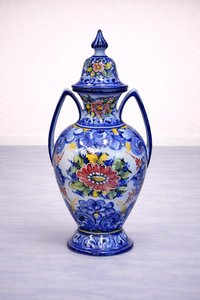 Pestrobarevná porcelánová váza s víkem