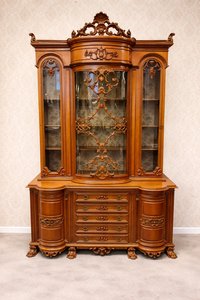 Italská vitrína s bohatou řezbou