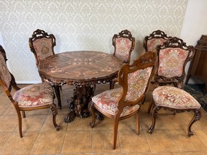 Řezbovaný jídelní set s intarzovaným stolem a šesti židlemi