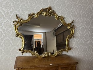 Zrcadlo s dřevěným zlaceným rámem a výraznou korunou