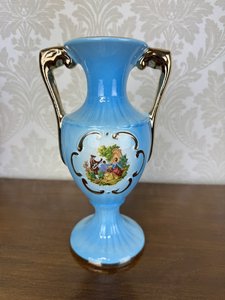 Italská porcelánová váza s modrou glazurou