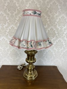 Mosazná stolní lampa s látkovým stínidlem