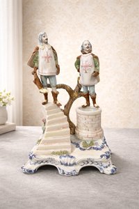 Porcelánová figurální kompozice rytířů s dekorativním podstavcem