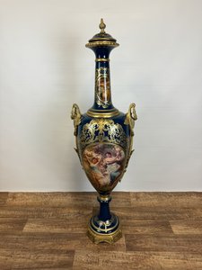 Luxusní porcelánová váza s víkem a zlatými detaily,  cena za kus