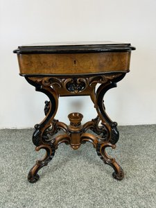 Luxusní dřevěný stolek na elegantně řezaném podstavci, r.1860