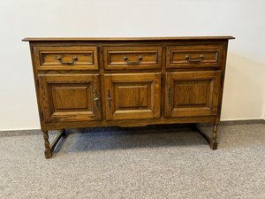 Elegantní komoda s jemnými vyřezávanými detaily a třemi prostornými zásuvkami
