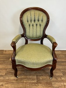 Starožitné elegantní vyřezávané křeslo s čalouněným opěradlem, období Rokoko