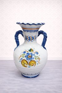 Keramická váza s barevnými květinovými motivy