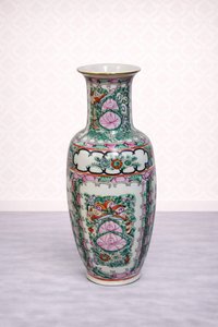 Porcelánová váza s orientálním květinovým vzorem