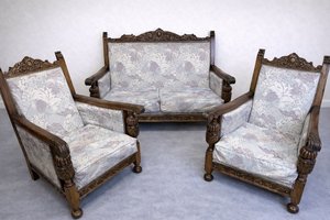Sedací souprava s  řezbovanými opěrkami a čalouněním s květinovým vzorem