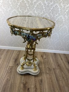 Dekorativní odkládací stolek s bronzem, miniaturami a mramorem, cena za ks