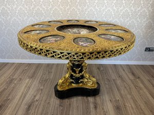 Výrazně zdobený kulatý stolek s porcelánovými miniaturami