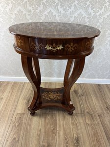 Oválný intarzovaný stolek s prohnutými nohami, cena za ks
