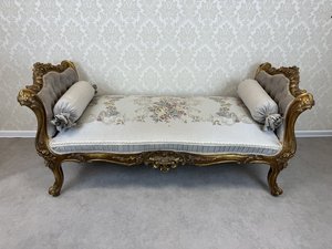 Luxusní čalouněná chaise longue s květinovým dekorem