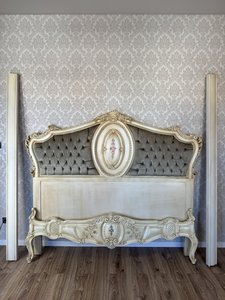 Manželská postel s ručně malovanými detaily bez roštu a matrací