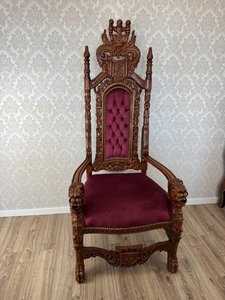 Trůn s řezbami a vínovým sametem