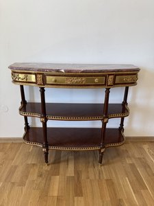 Konzolový stolek s bronzovými detaily a mramorovou deskou