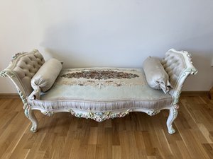 Romantická chaise longue s květinovou řezbou a polštáři
