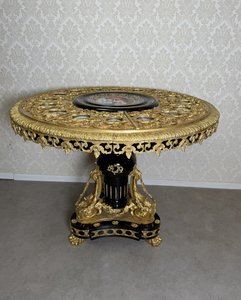 Luxusní salonní stůl s porcelánovými medailony