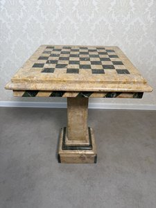 Mramorový šachový stolek na podstavci