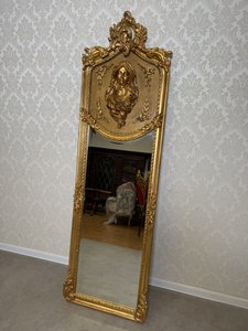 Stojací zrcadlo s portrétní plastikou žen, cena za ks