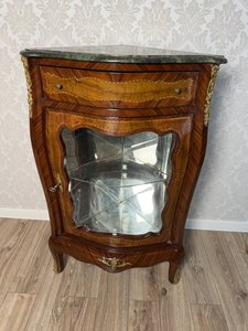 Rohová vitrína s prosklenými dvířky