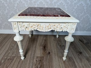 Bílý čtvercový stolek s mramorem