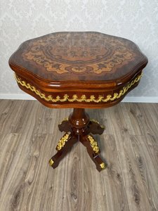 Osmiboký intarzovaný stolek, cena za ks