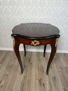 Elegantní stolek s tvarovanou deskou, cena za ks