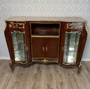 Luxusní vitrína s mramorovou deskou