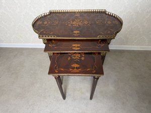 Sada tří intarzovaných stolků