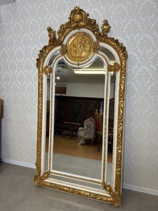 Stojací zrcadlo s figurální výzdobou