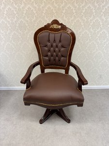 Otočné křeslo s  čalouněním eko kůže, zdobením mušlí 