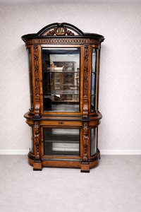 Vitrína s bohatou řezbářskou výzdobou