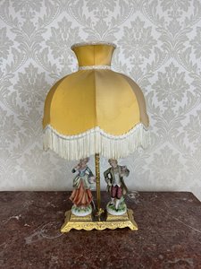 Stolní lampa se dvěma porcelánovými figurami v dobovém oděvu