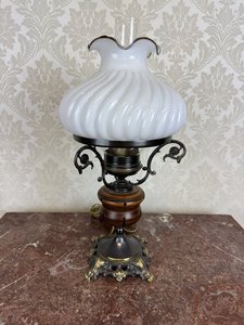 Stolní lampa s bílým opálovým sklem ve spirálovém dekoru